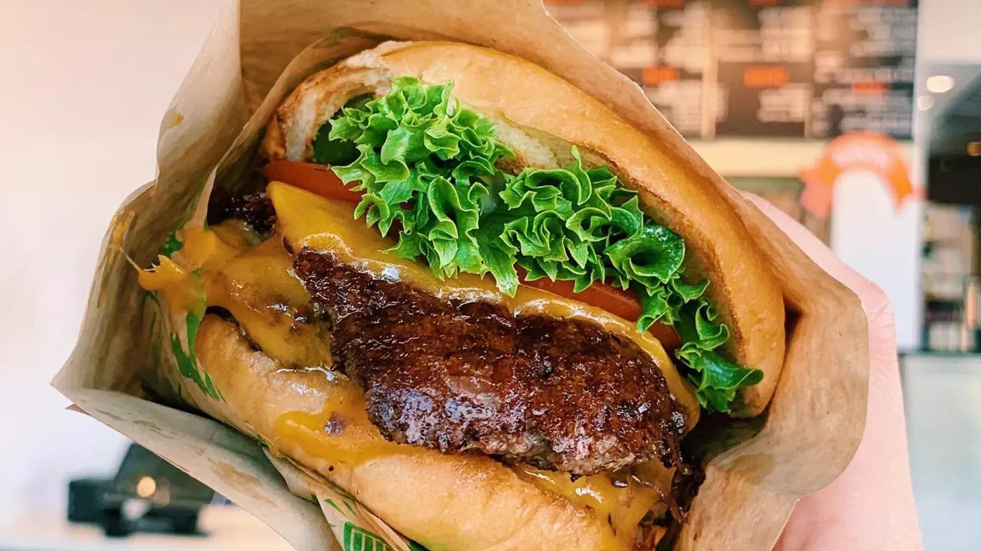 Ein doppelter Cheeseburger von San Franciscos Super-Duper.